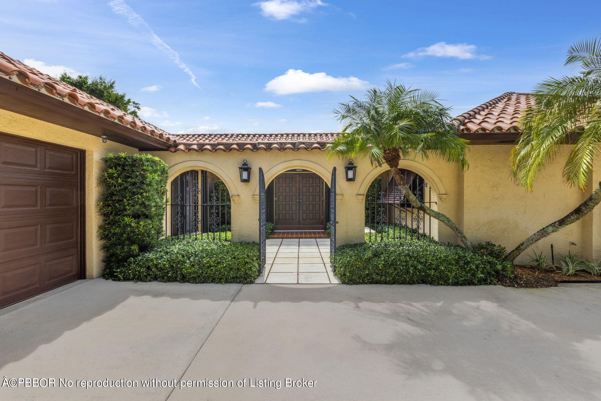 a view of a house with a yard and plants