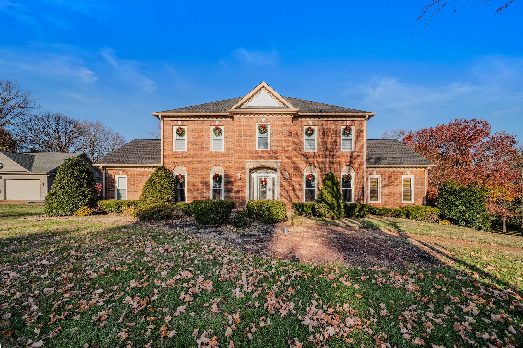 a view of a house with a yard