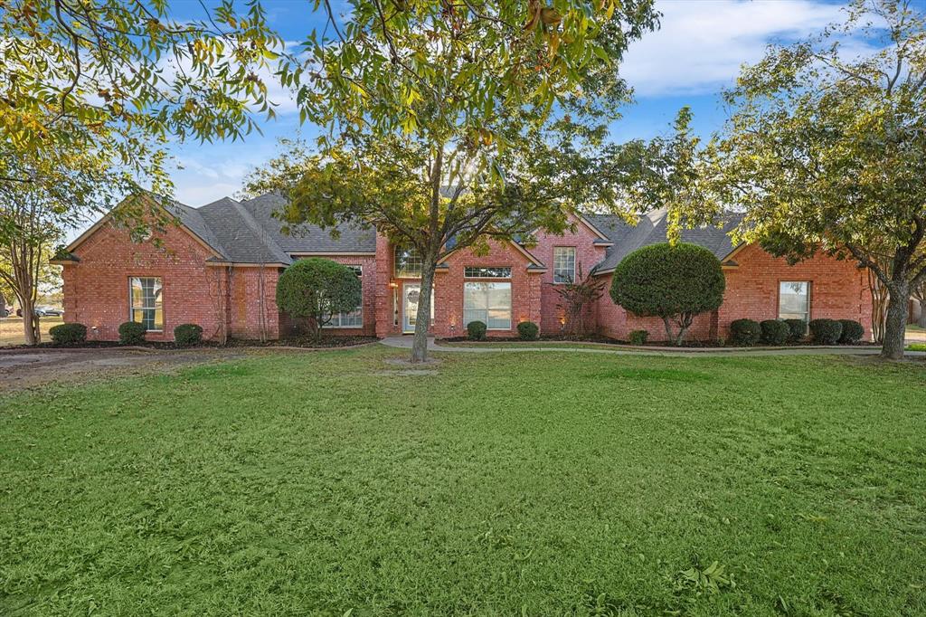 a view of a house with backyard and garden