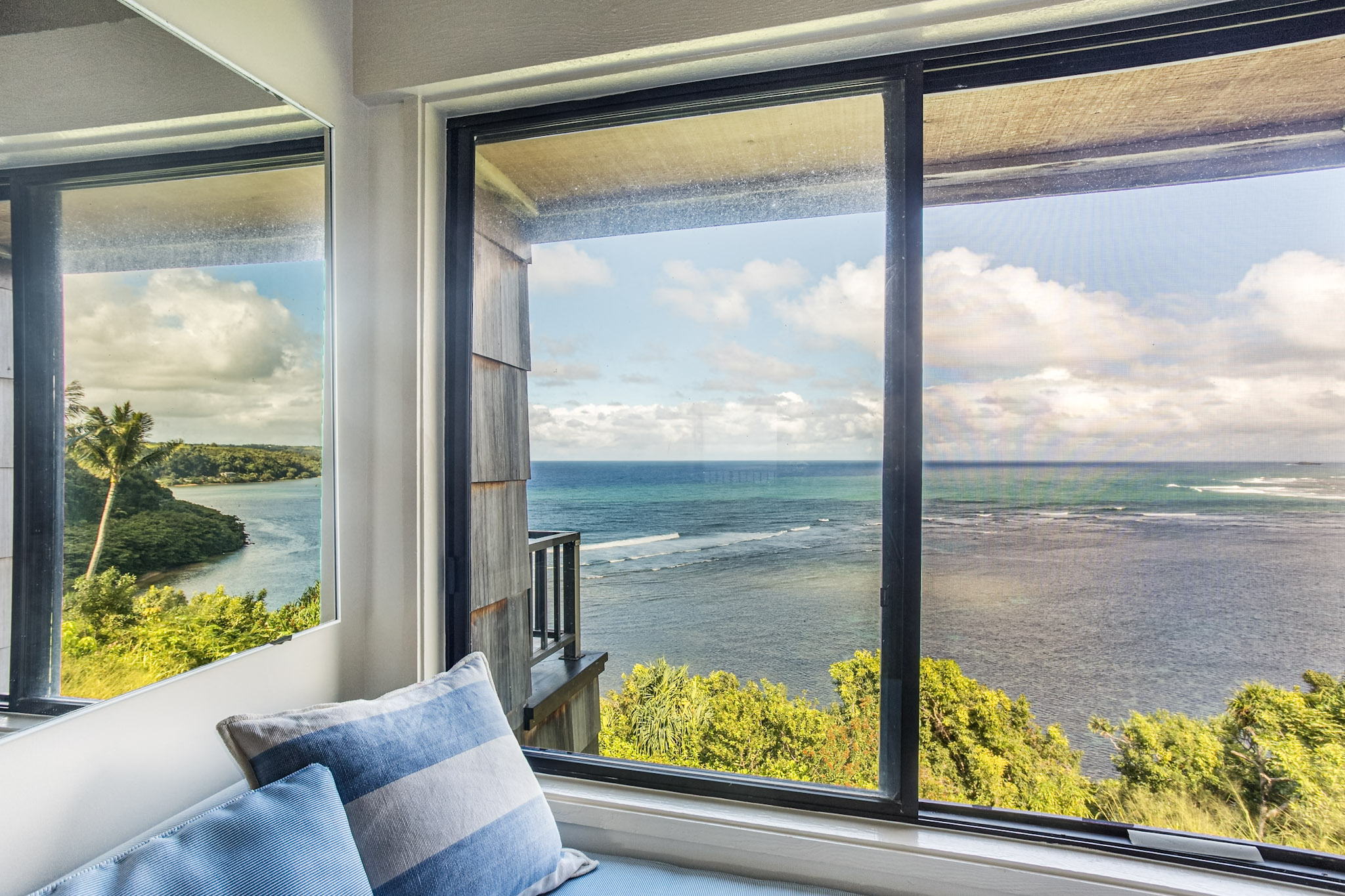 What an outstanding View  of Kaua'i North coastline ! Classic Hawaiian Punee off Living Room for reading relaxing and soaking up the scenery!