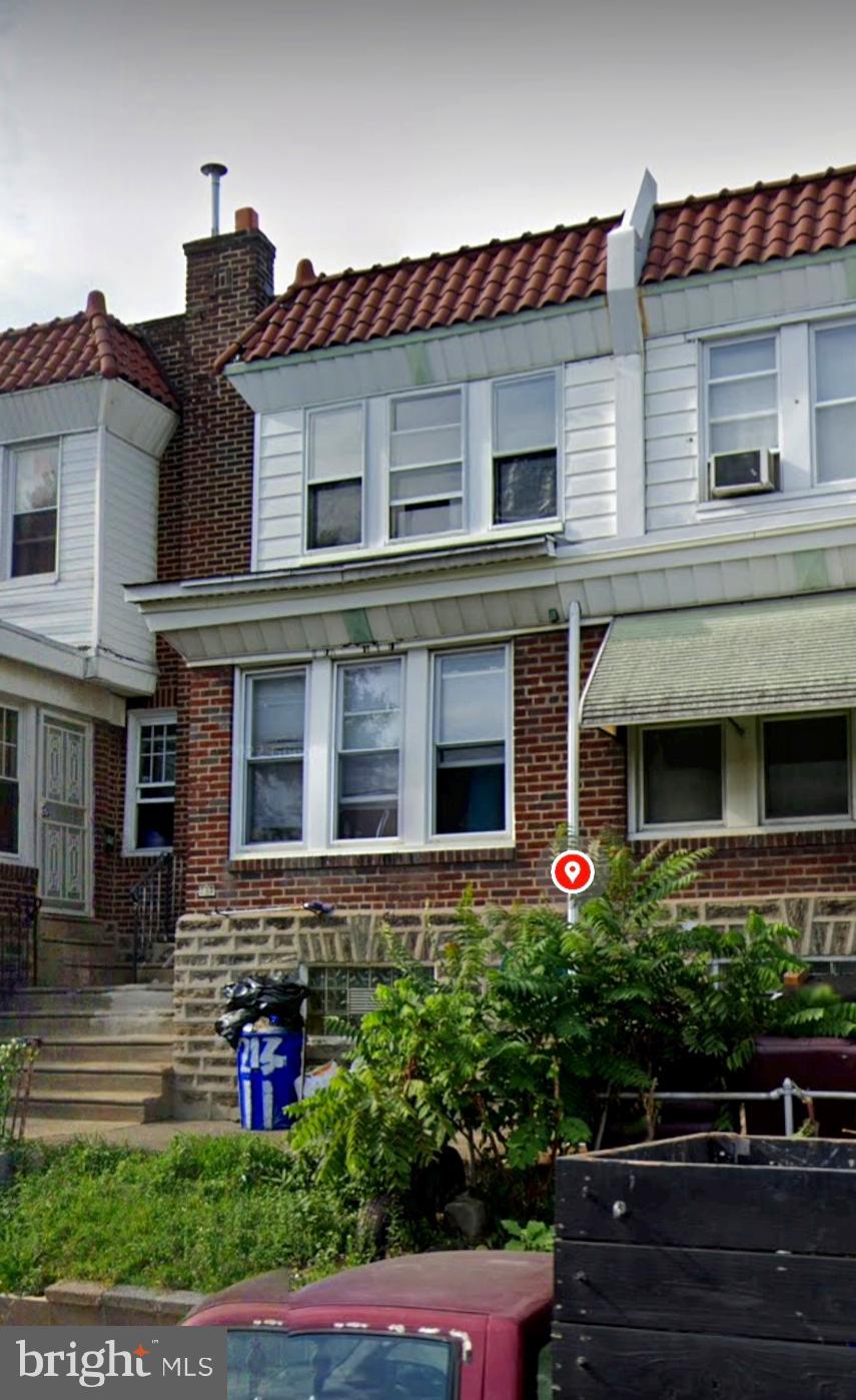 a front view of house with yard