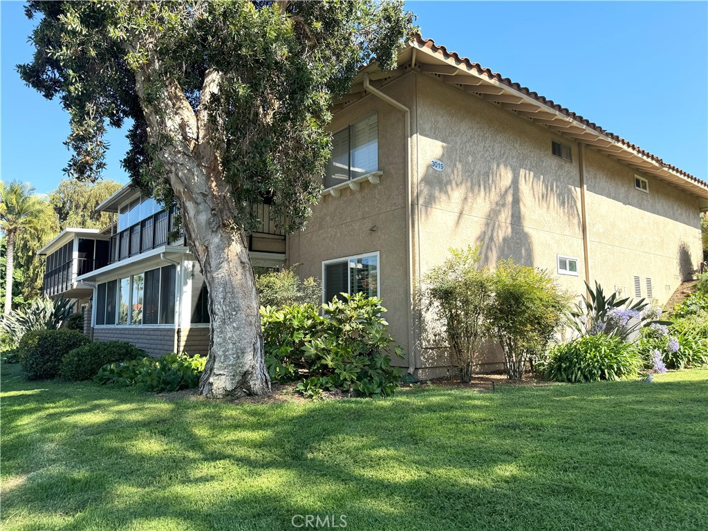 a front view of house with yard