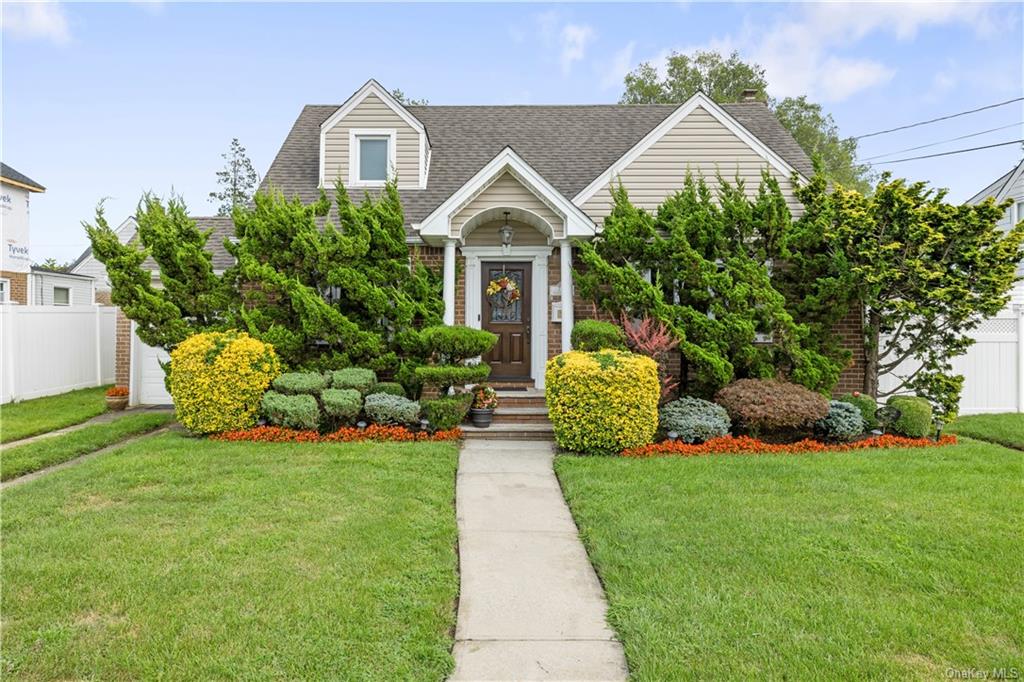 View of front facade featuring a front lawn