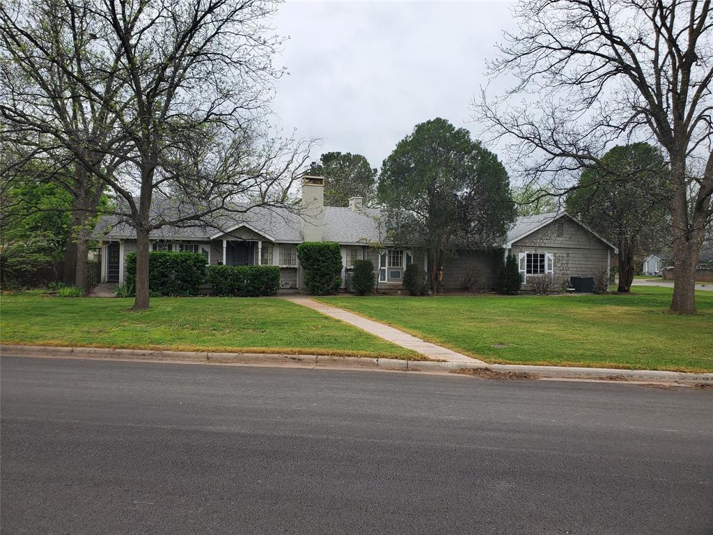 a view of house with a yard