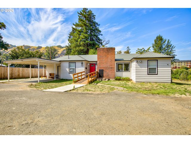 $995,000 | 730 Southeast Flint Street | Roseburg