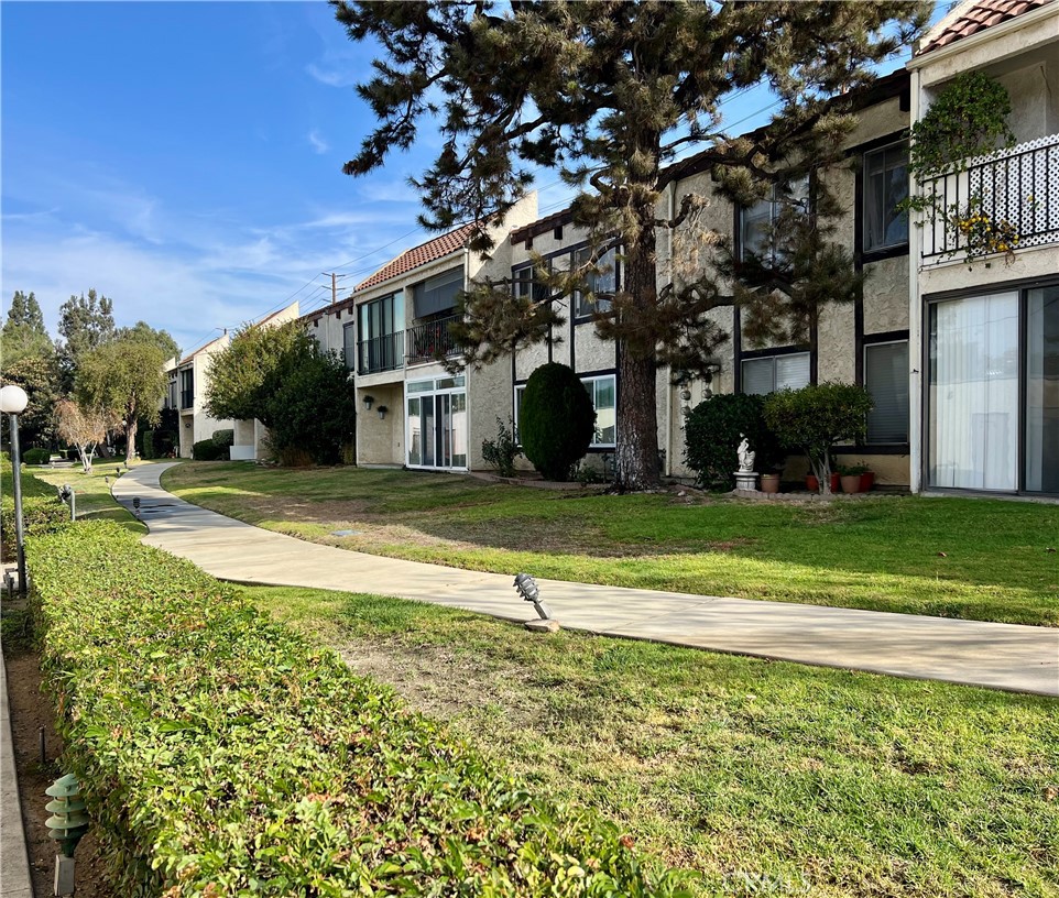 a view of a house with a yard