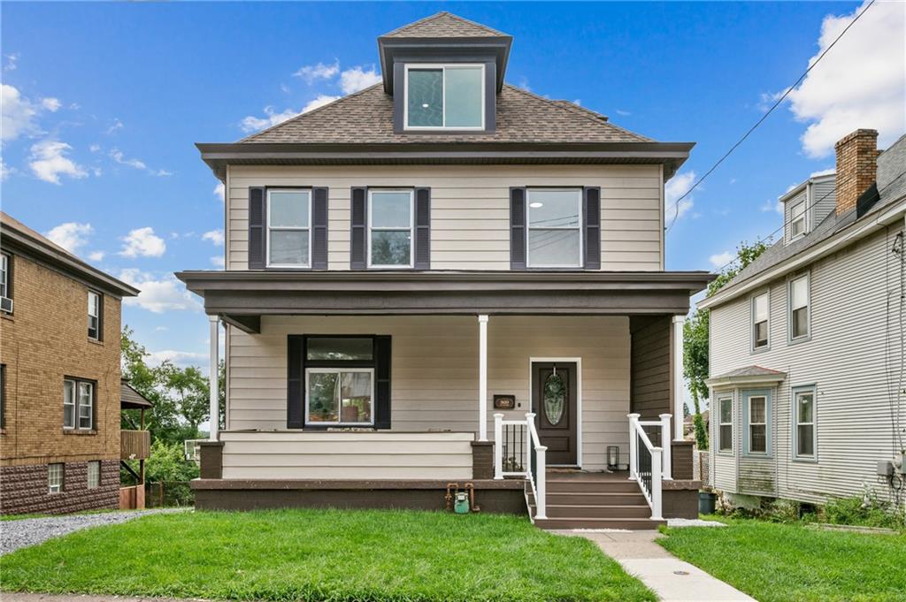 a view of a house with a yard