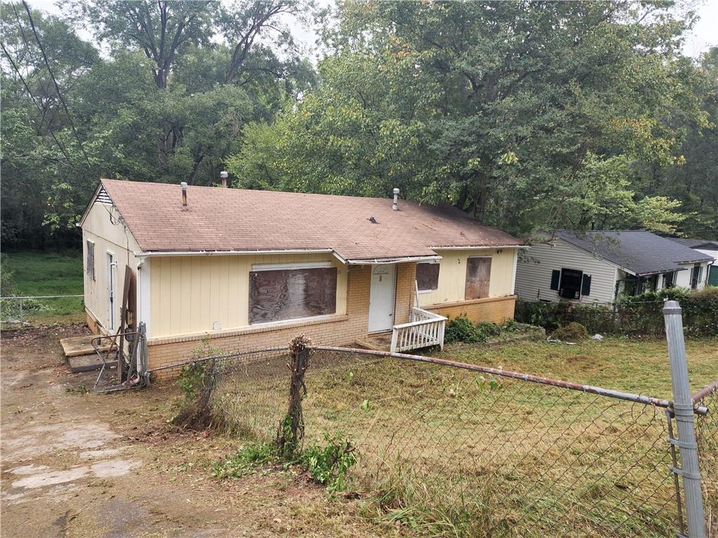 a view of a house with a yard