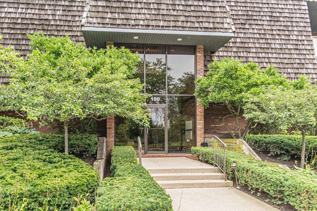 $317,900 | 100 Red Top Drive, Unit 301 | Libertyville