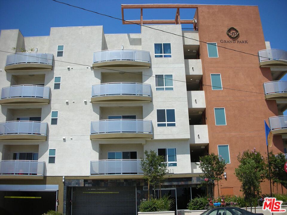 a large building with a lot of windows