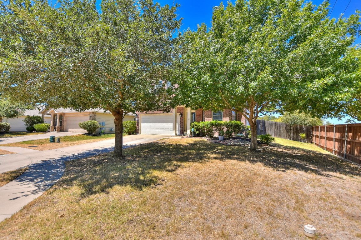 Gorgeous oversized trees on cul-de-sac lot offers a lot of privacy!