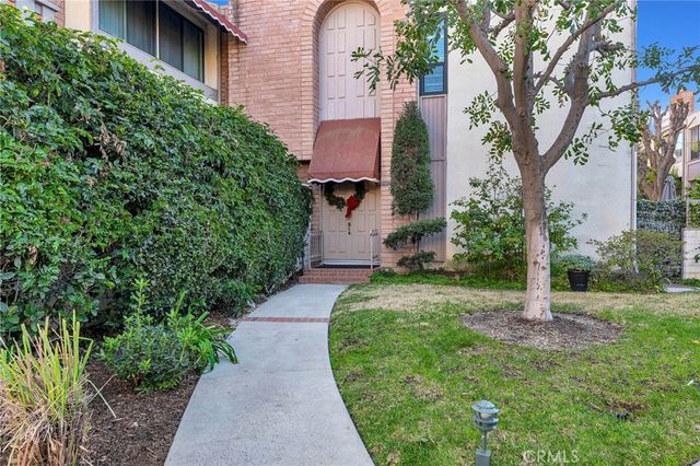 $950,000 | 5225 White Oak Avenue, Unit 6 | Encino