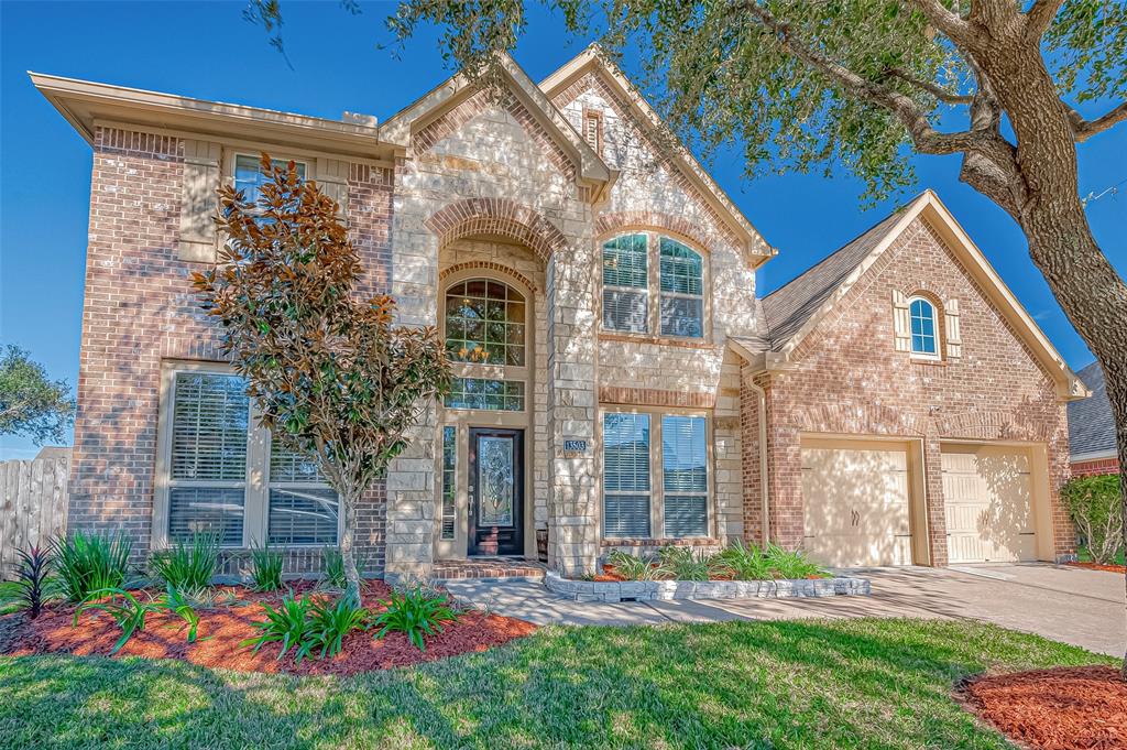 WELCOME HOME TO SHADOW CREEK RANCH. THIS HOME OFFERS A STONE AND BRICK FACADE FOR INSTANT CURB APPEAL.