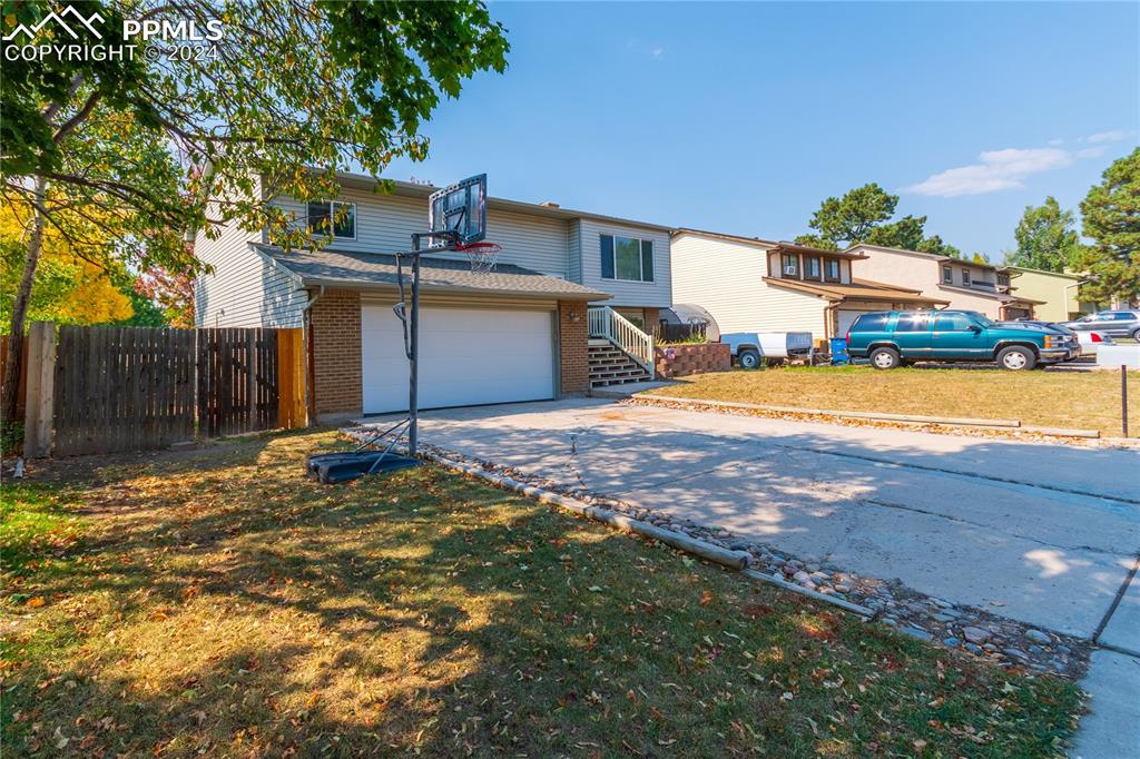 Front of property with a front lawn