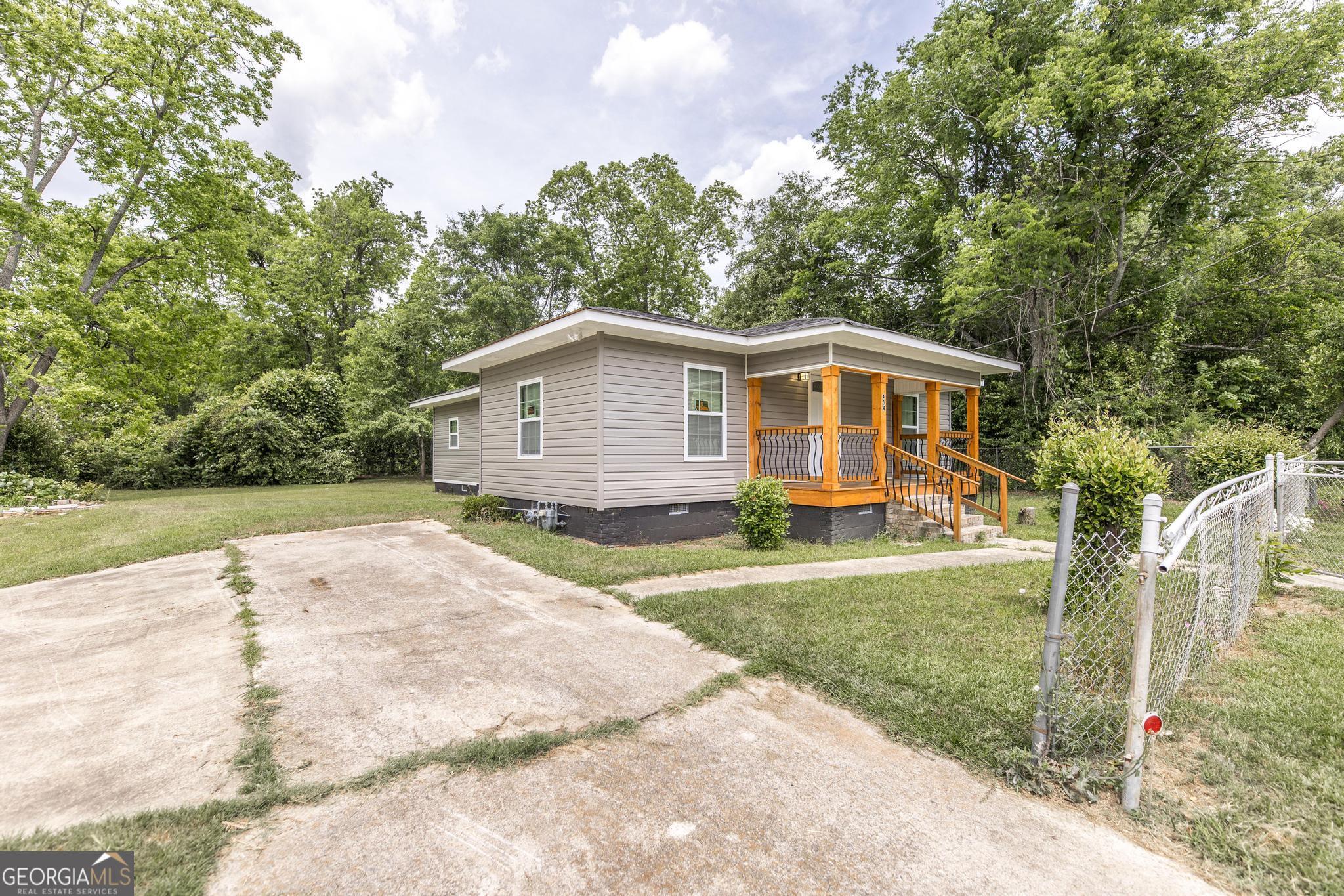 a view of a yard in front of house