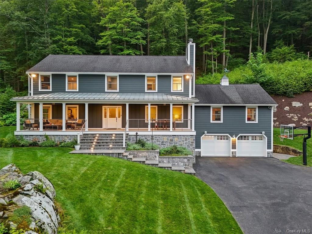 a view of a yard in front of house