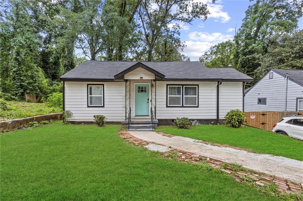 a house that is sitting in the grass