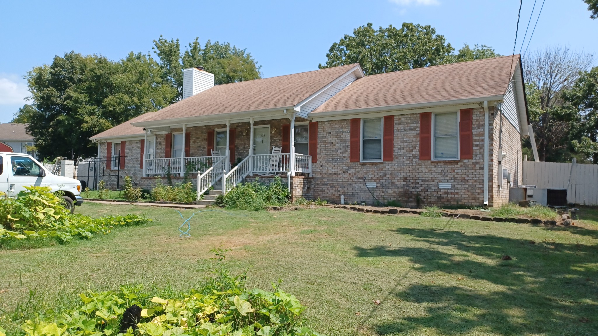 a view of a house with yard and plants