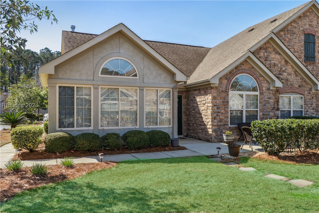 View of front of home featuring a front lawn and a