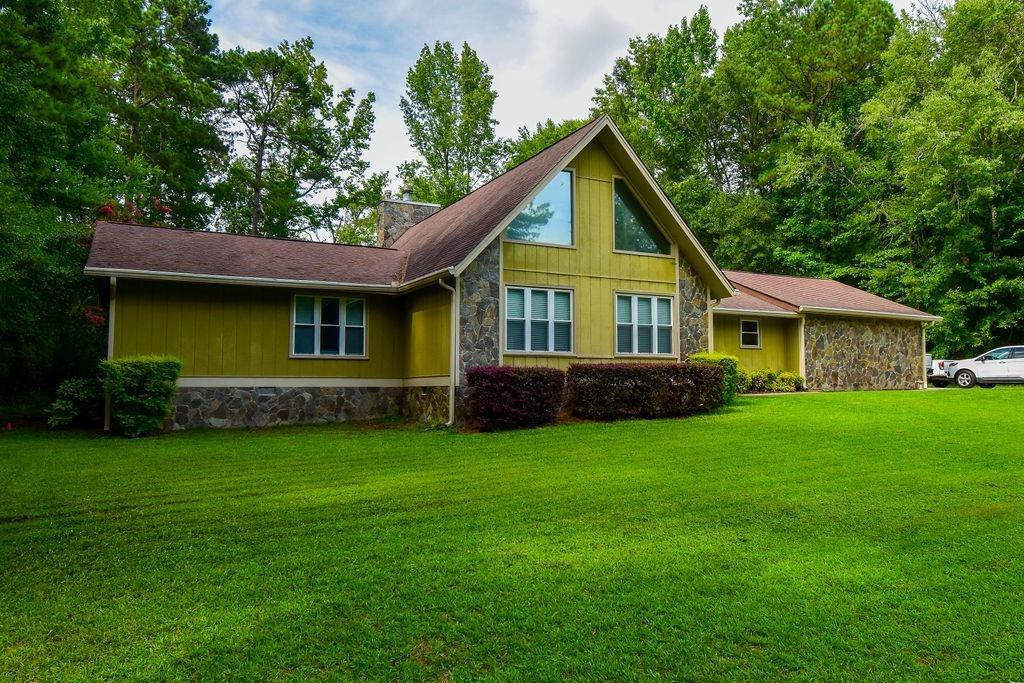 a view of a house with a yard