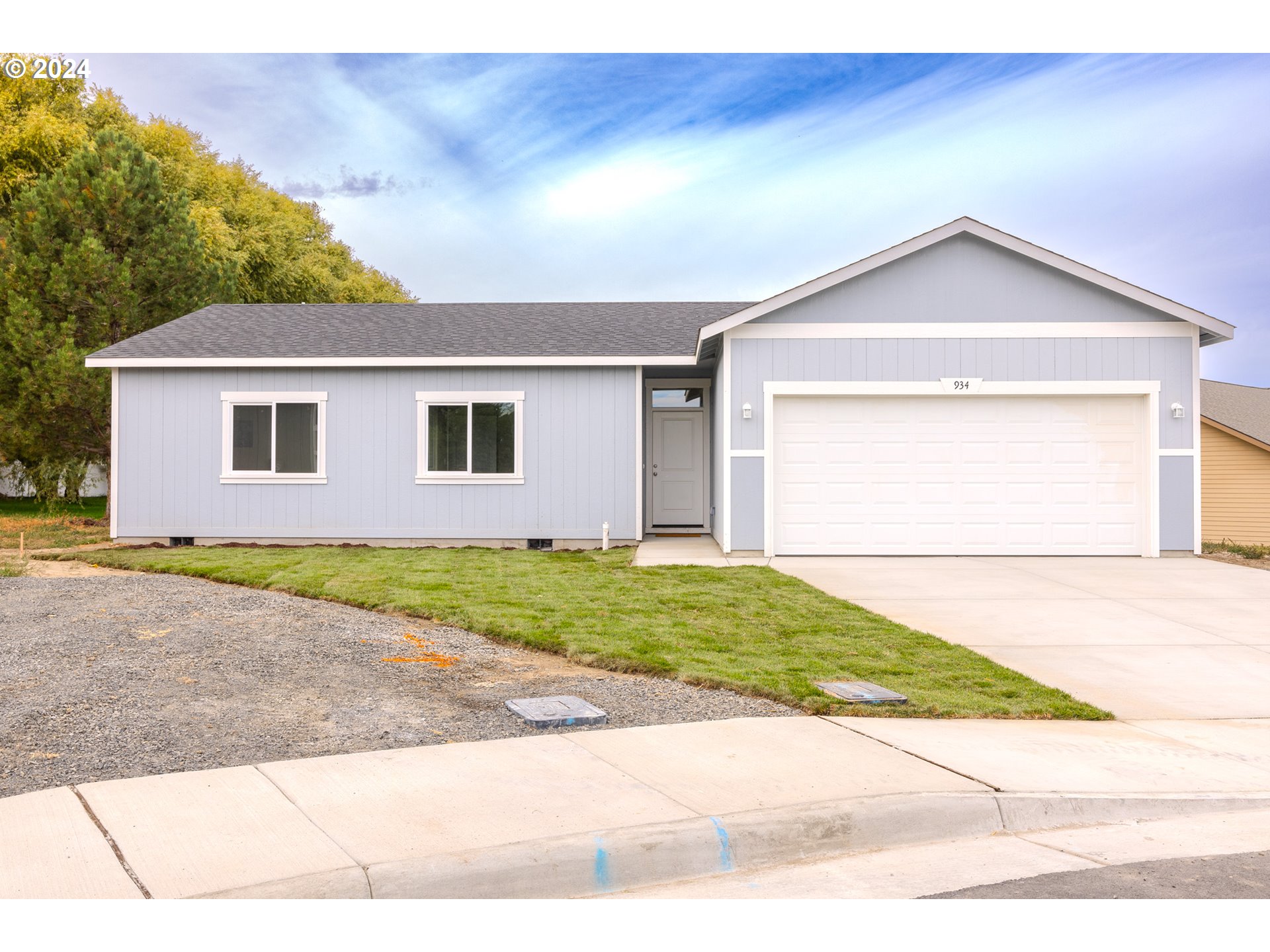 a view of a house with a yard and garage