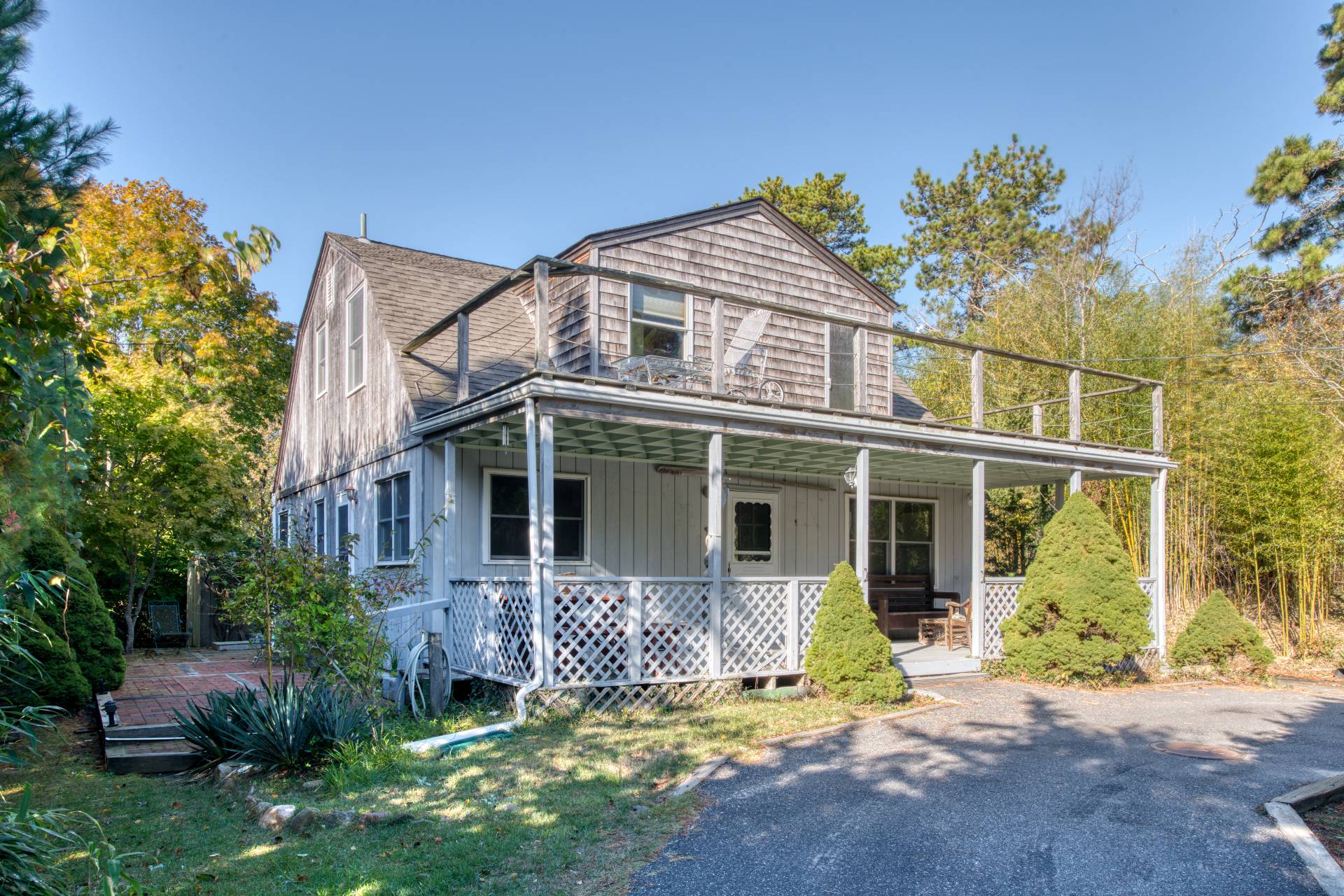 a view of a house with backyard and garden