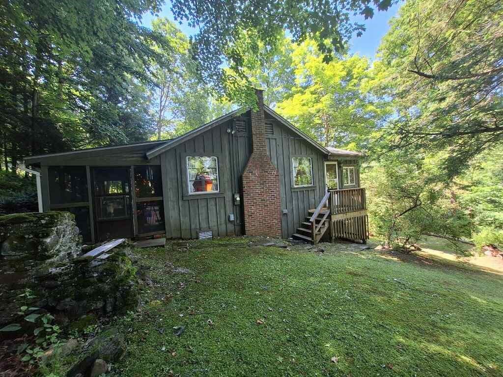 a view of a house with backyard and garden