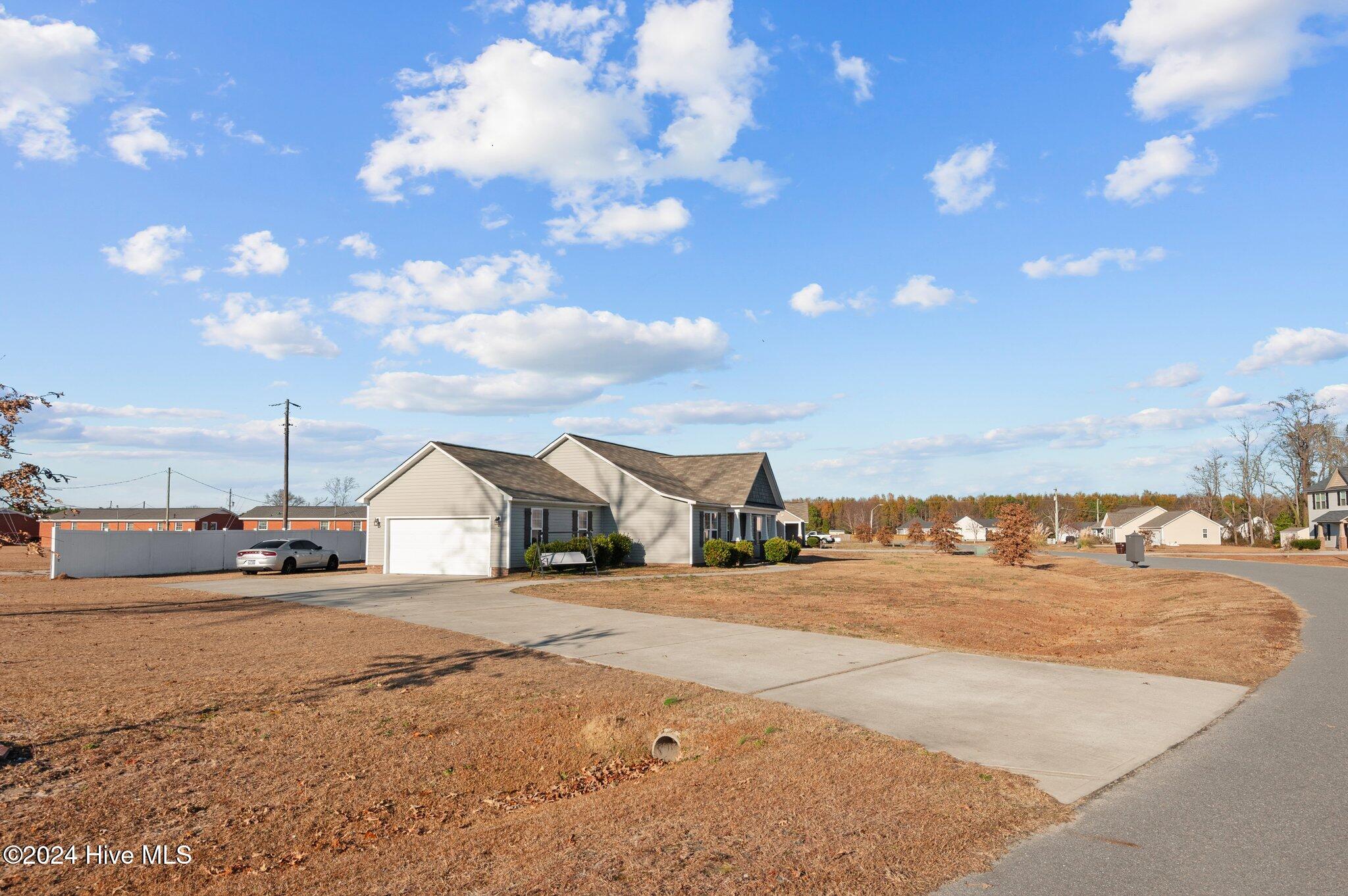 9-Exterior-LeftSideGarage