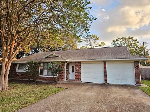 $2,195 | 805 Regency Drive | Deer Park