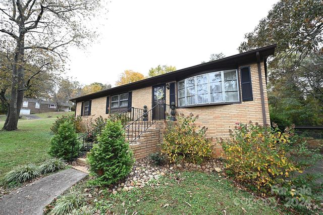 $299,900 | 1515 10th St Place Northwest | Forest Hills