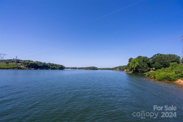 $950,000 | 713 Island Point Road | Riverbend Township - Gaston County