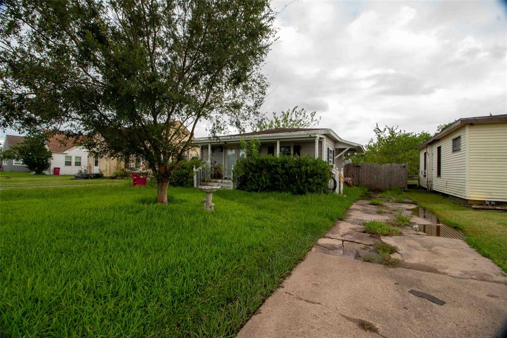 a view of house with yard