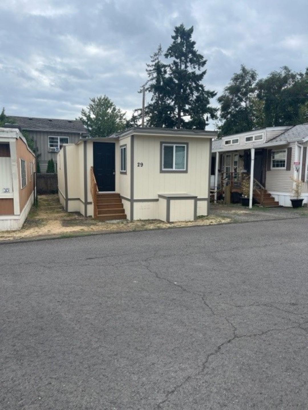 a view of a house with backyard