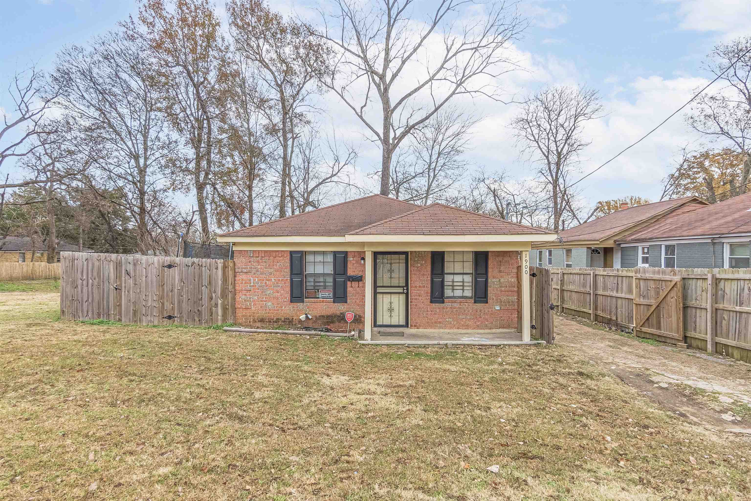 View of front of property featuring a front yard