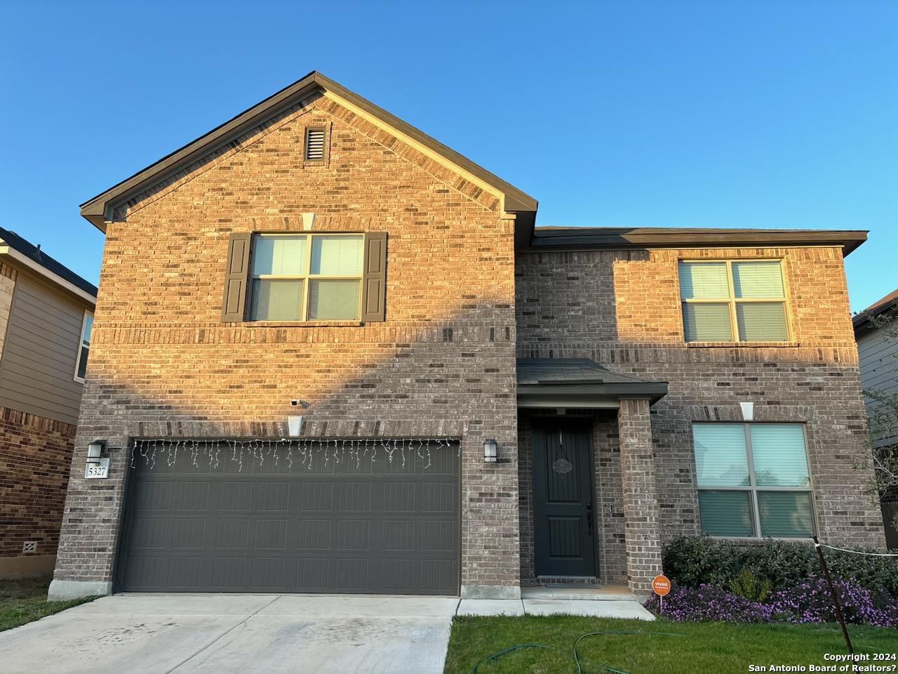 a view of a house with yard and garage