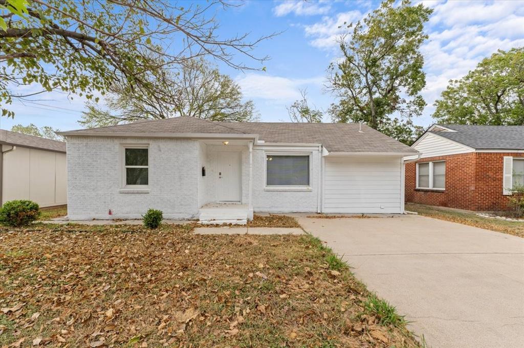 a front view of house with yard