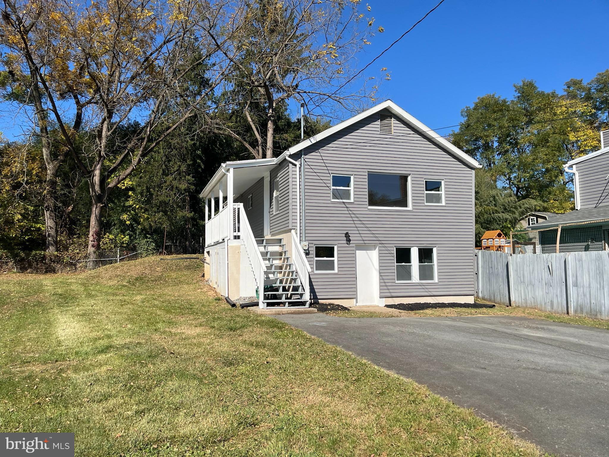 a view of a house with yard and garage