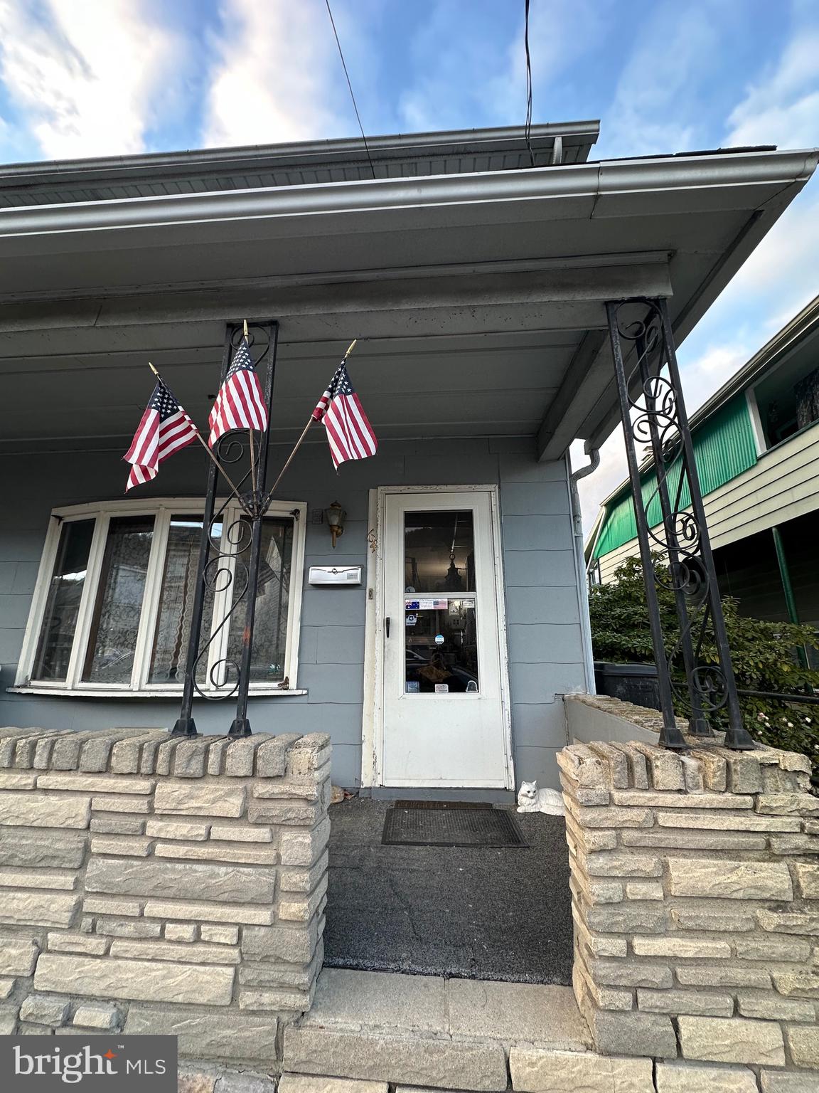 a view of entryway with a front door