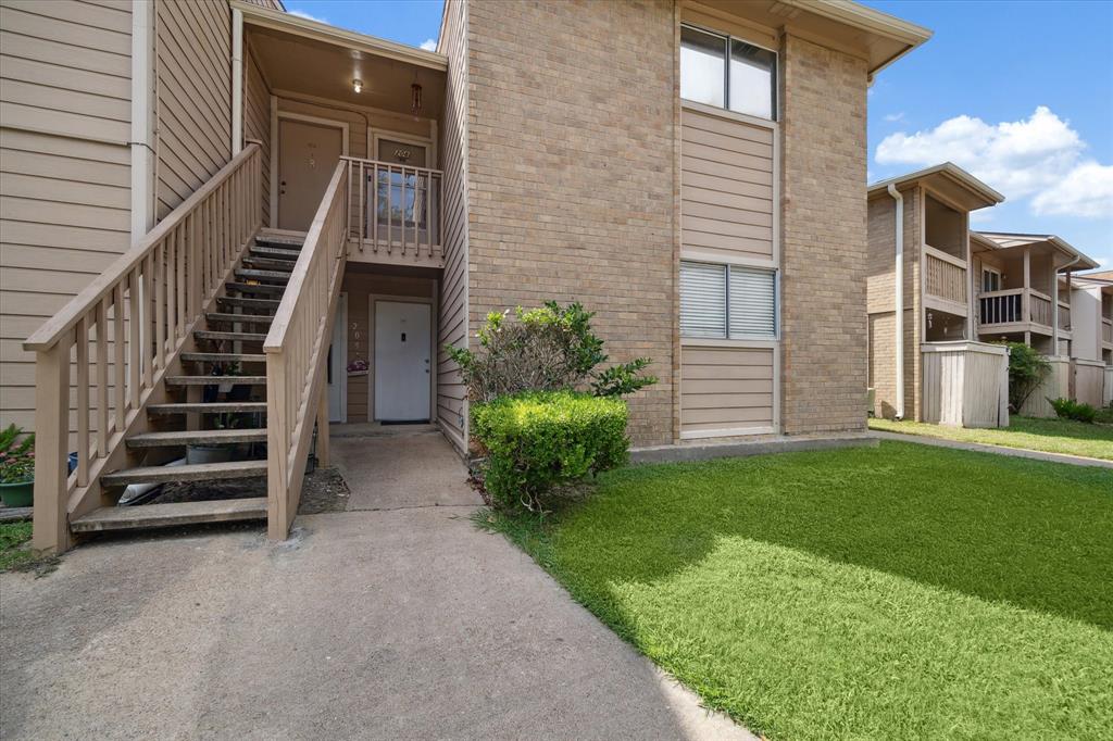 a view of a house with backyard and garden