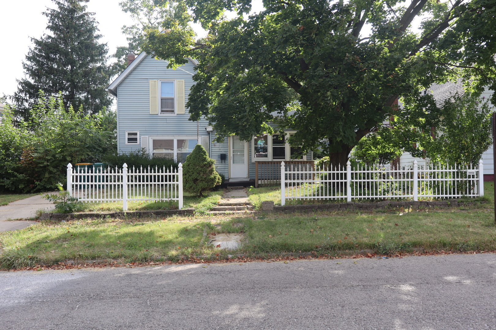 a view of a house with a backyard