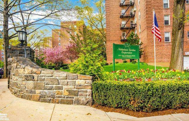 $195,000 | 5650 Netherland Avenue, Unit 2D | North Riverdale