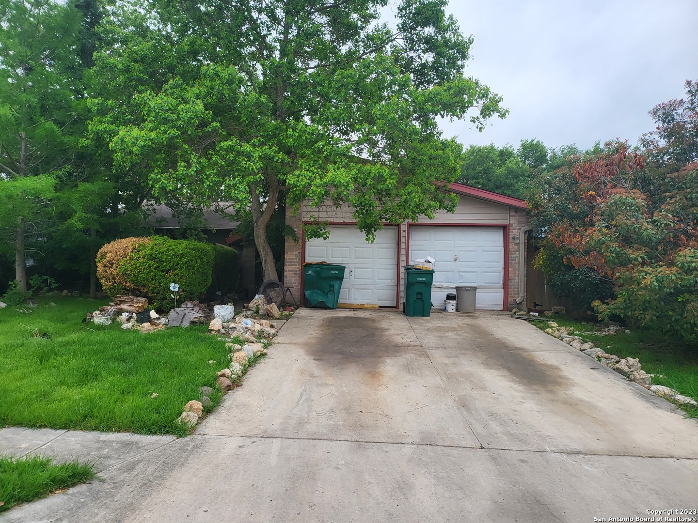 a view of a house with a yard and garage