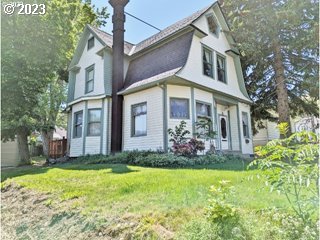 a front view of house with yard