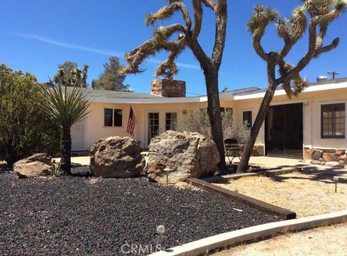 a view of a house with backyard