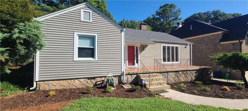 a view of a house with backyard