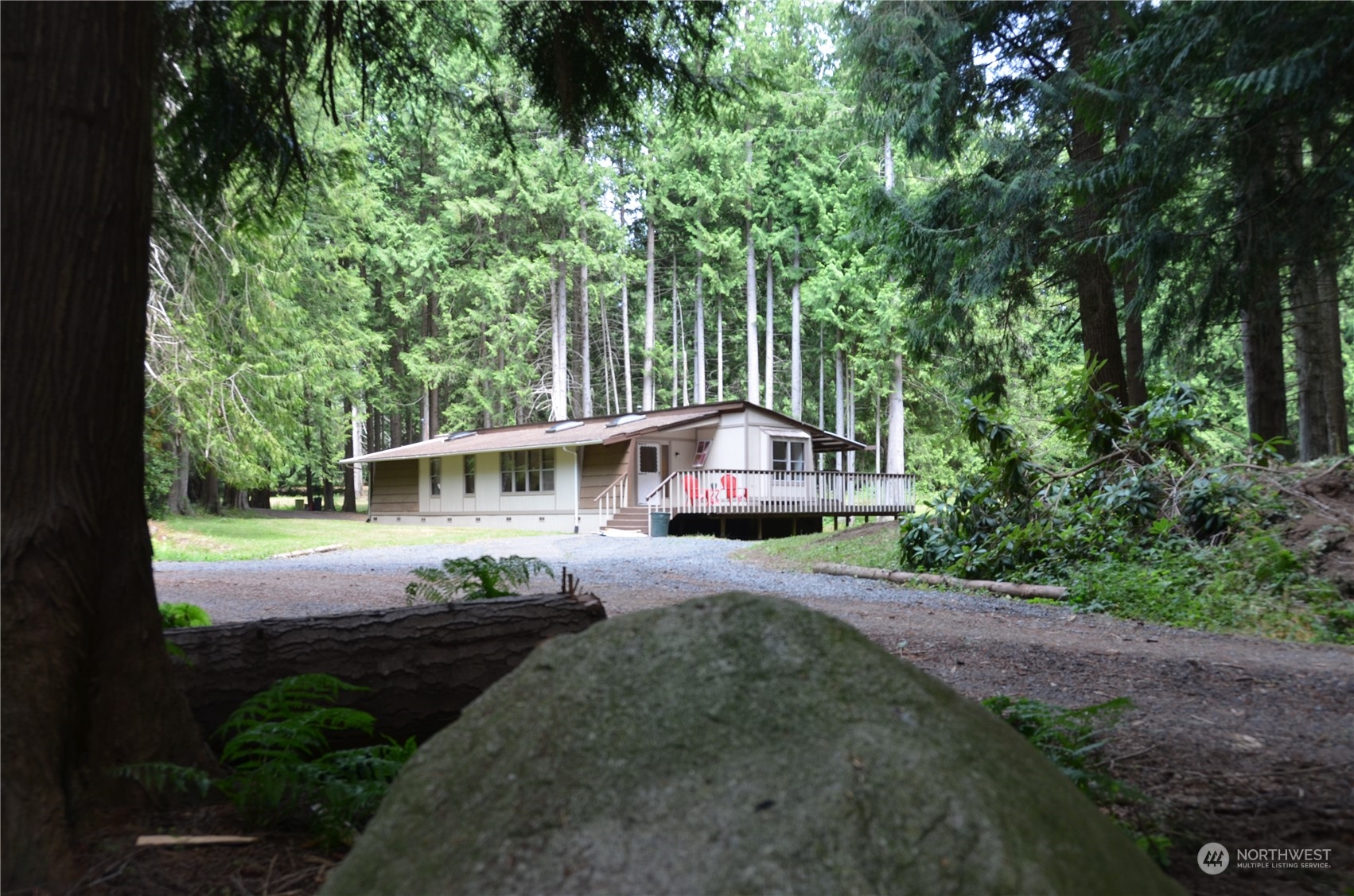 a view of a house with backyard and trees