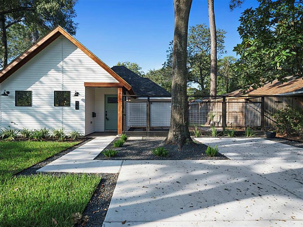 Welcome to 923 Gardenia! Gorgeous home well located in the midst of Garden Oaks... Please note that the tree is not longer there -