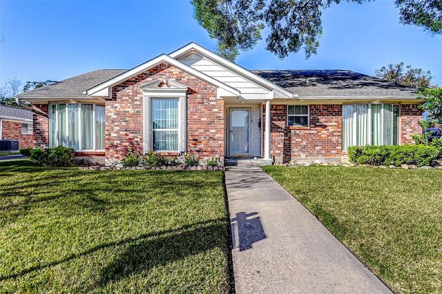 $2,300 | 119 Parliament Drive | Edgebrook