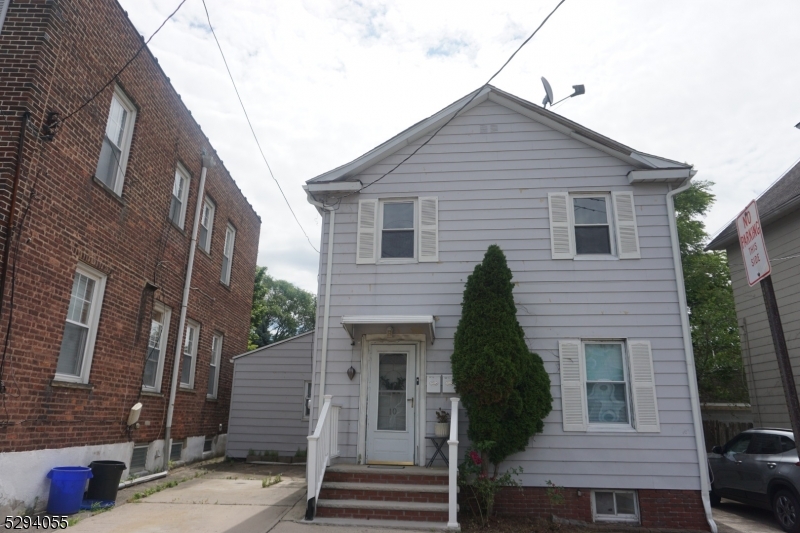 a view of a house front of house