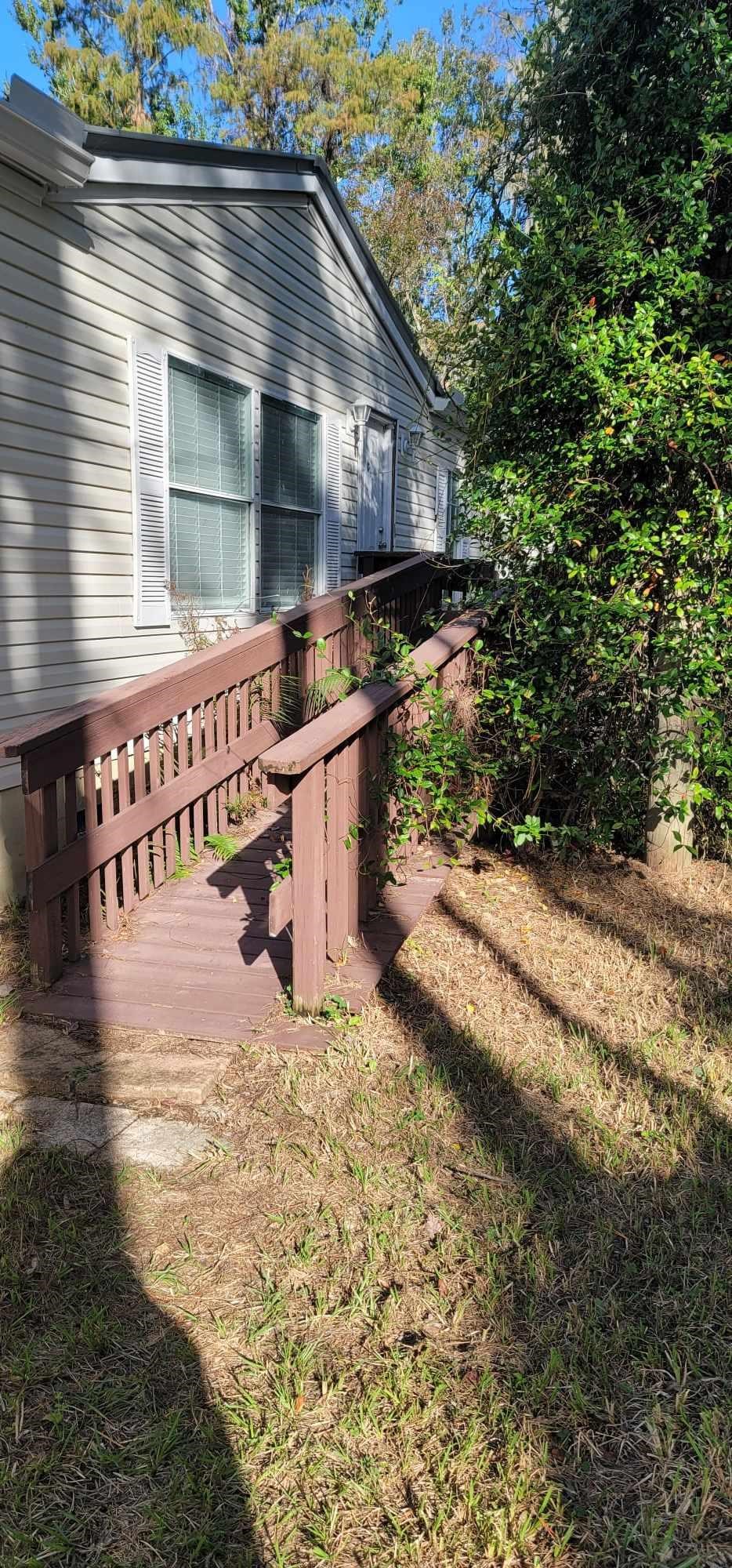 a view of entryway with a yard